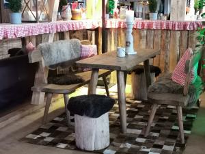 Holzbank mit Lehne 3